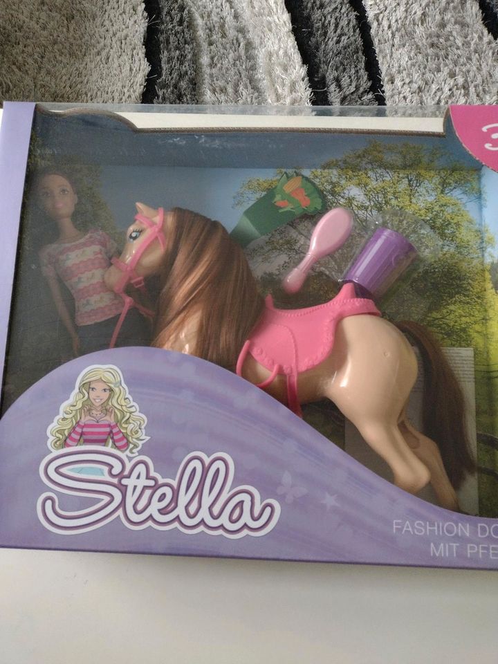 Barbie Stella Doll mit Pferd neuwertig Barbie in Geseke