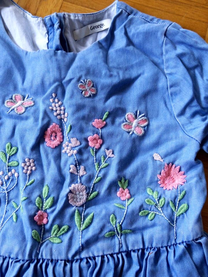 Süßes blaues Kleid mit Blumenstickerei, George, 110/116 in Köln