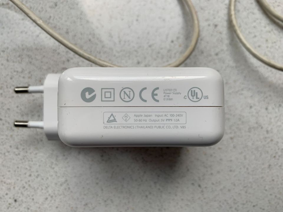 Apple USB Power Adapter plus Dock-auf-USB-Kabel in Leipzig