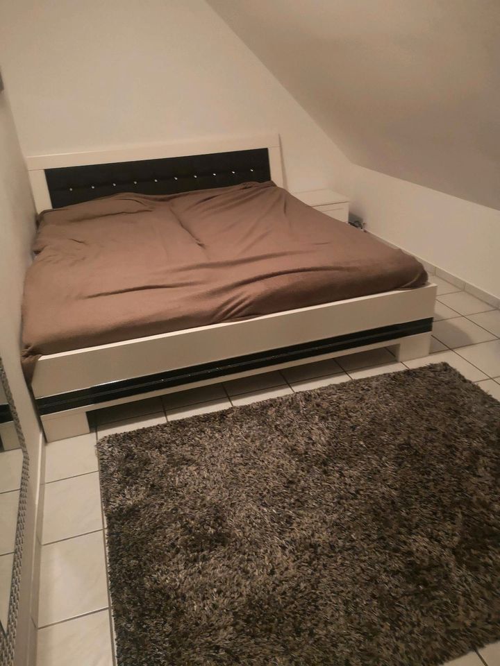 Bett ohne Lattenrost  +! Lampe + Nachtschrank+Teppich in Troisdorf