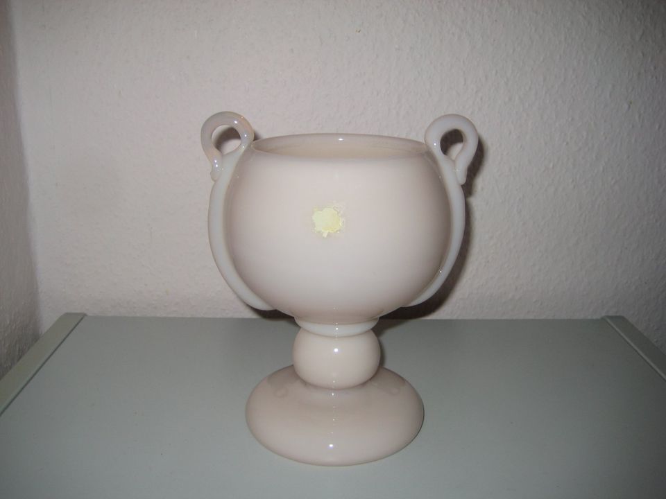 vintage / antike Henkel- GLAS - VASE / Pokal-Vase OPALIN zartrosa in Radolfzell am Bodensee