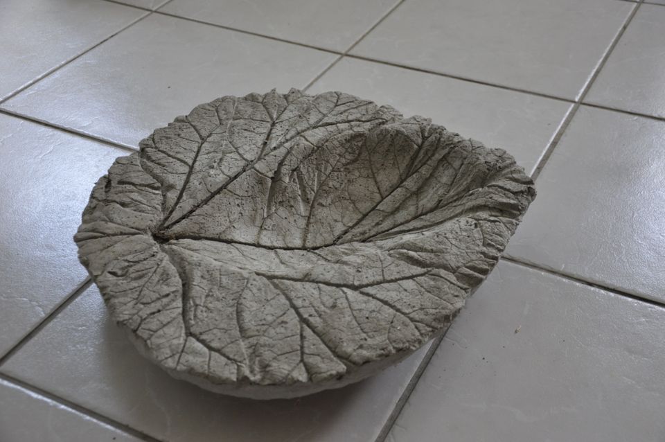 Betonschale Blatt Vogeltränke Pflanzschale Garten Deko in Baden