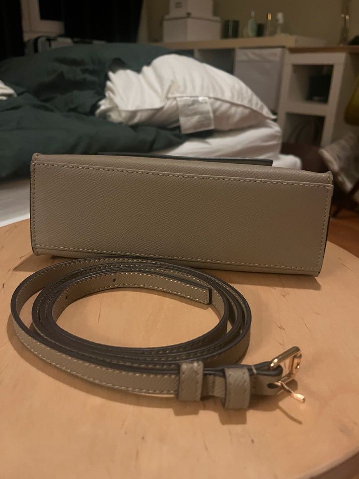 Damen Tasche Hochwertige Ledertasche clutch Umhängetasche beige in Hamburg