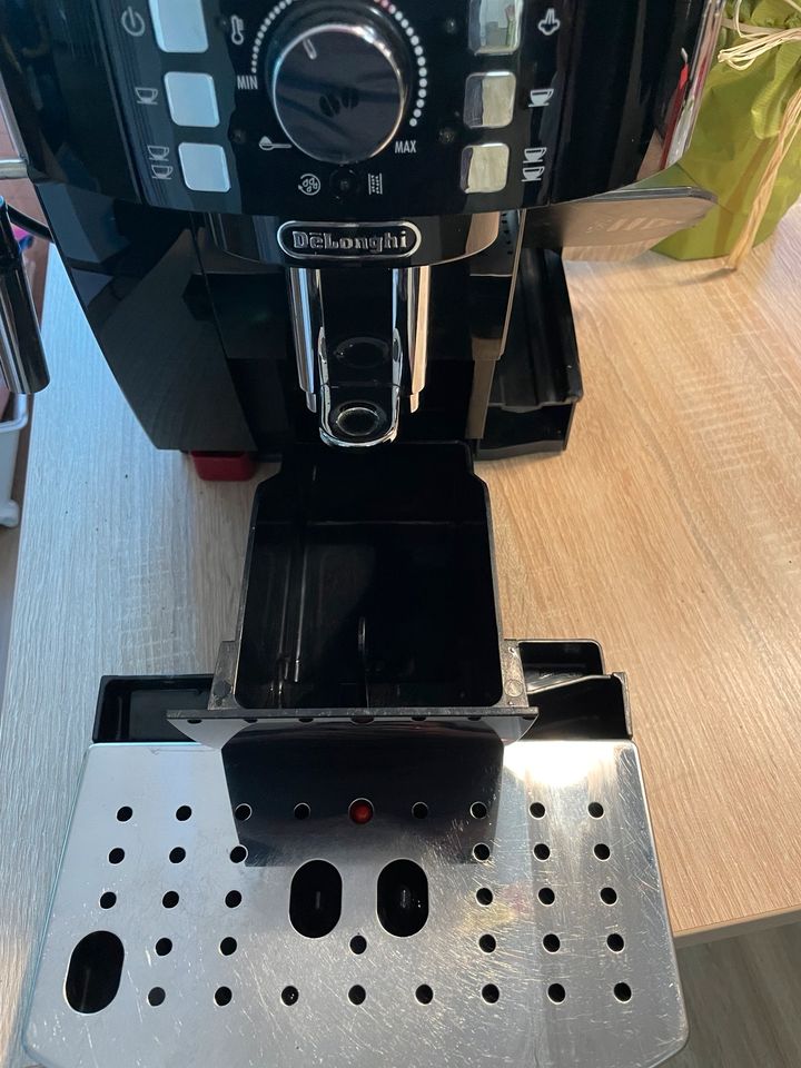 Kaffeevollautomat Delonghi Magnifica S in Augsburg