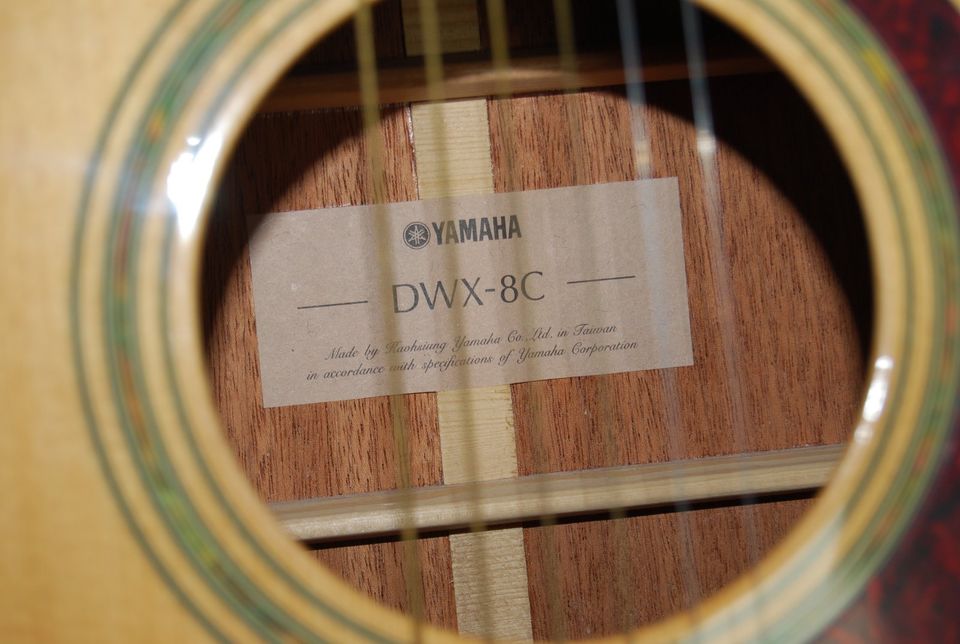 YAMAHA DWX-8C-Akustik/E-Gitarre mit KOFFER und GURT in München