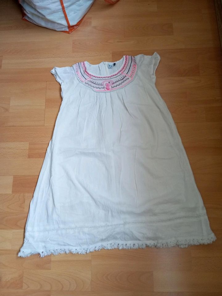 Mä Kleid in der Gr 152 in Berlin