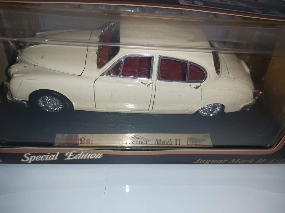 Maisto Modellauto Jaguar Mark II Beige in 1:18 von 1959 in Lichtenstein