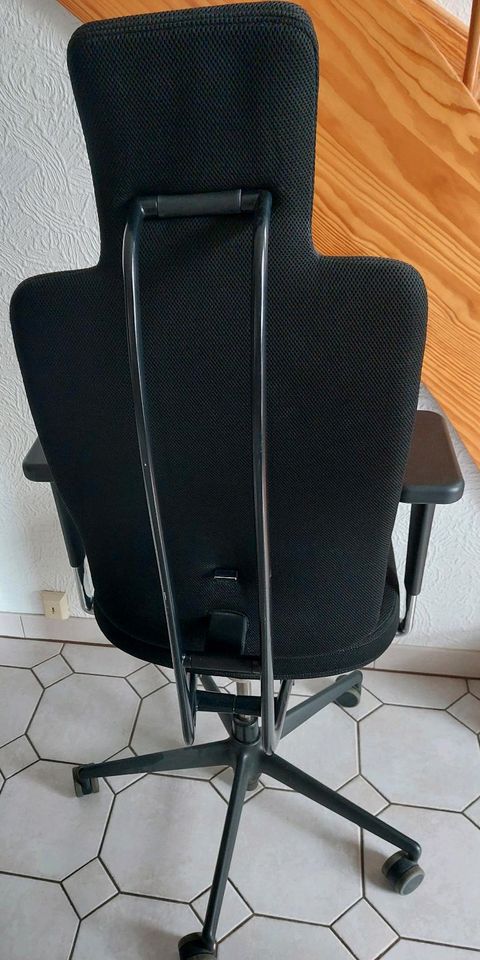 Vitra Headline Bürodrehstuhl schwarz mit Nackenstütze in Mildstedt