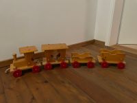 Holzeisenbahn mit Anhängern - Holzspielzeug aus 80er Jahre München - Au-Haidhausen Vorschau