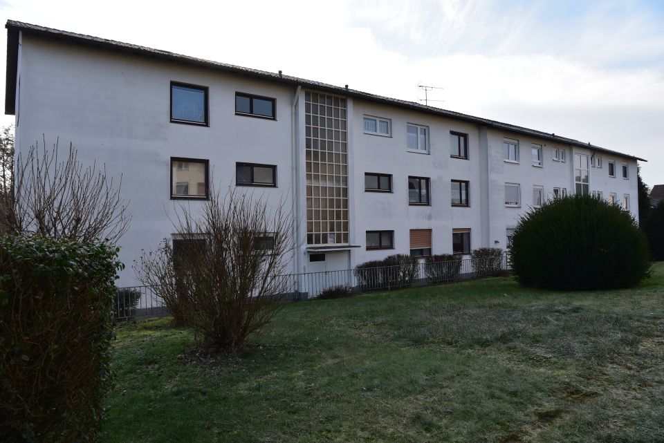 KÄUFERPROVISIONSFREI! Gepflegte Etagenwohnung mit Loggia und Garage. Randlage mit schöner Aussicht! in Ranstadt