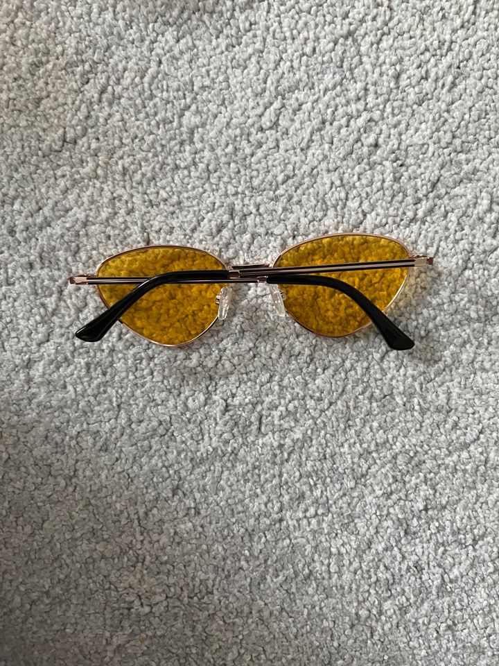 Sonnenbrille mit gelben Gläsern in Bremen