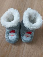 Gefütterte Baby Schühchen mit Nikolaus von C&A /Krabbelschuhe Nordrhein-Westfalen - Neuss Vorschau