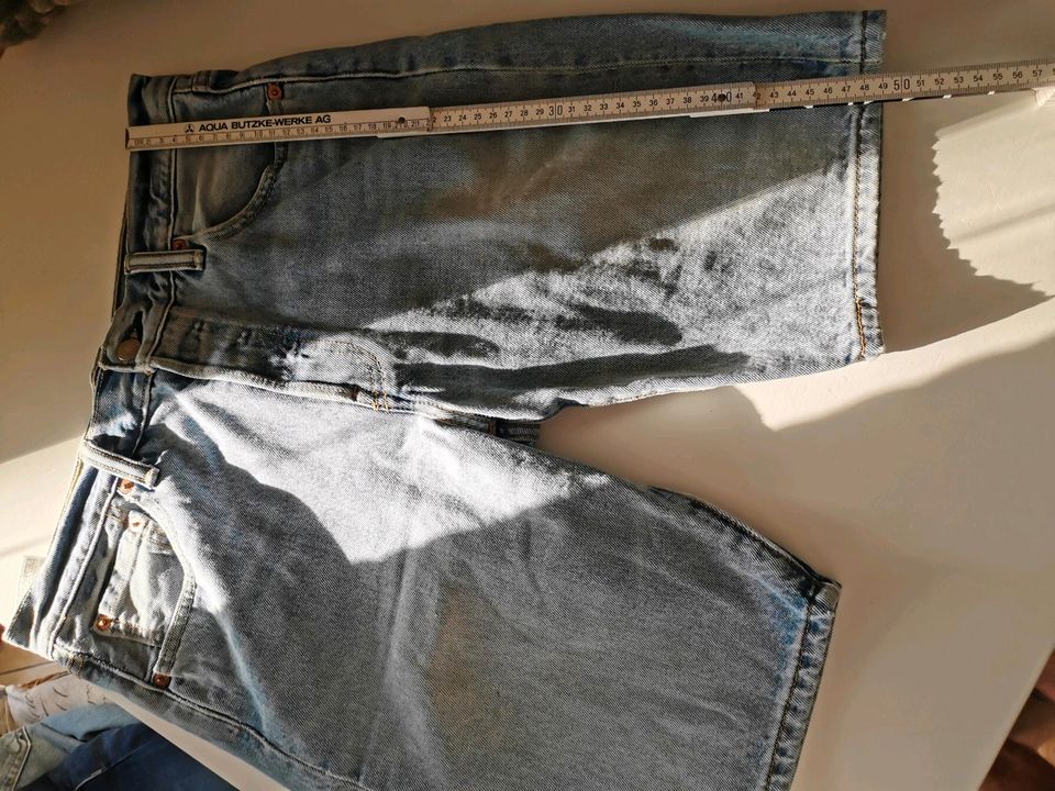 Kurze Levi's Jeans Hose W 30 in Leutkirch im Allgäu