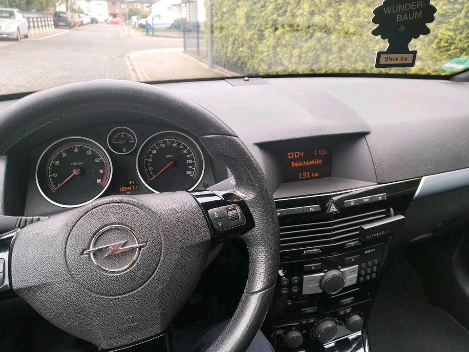 Opel Astra H Cabrio Twin top in Recklinghausen