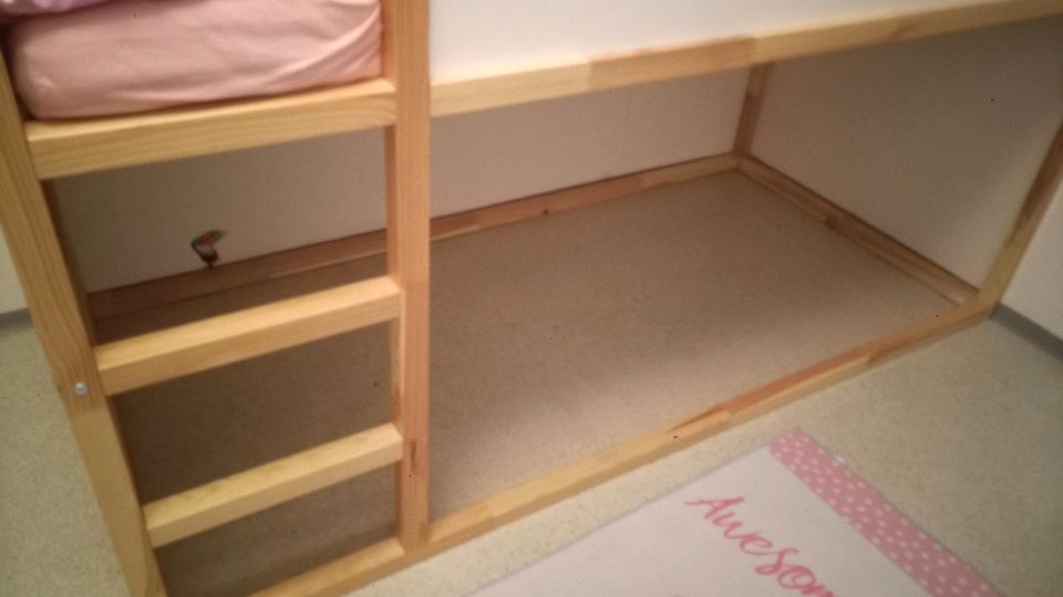 Kura Bett mit diversem Zubehör in Gochsheim