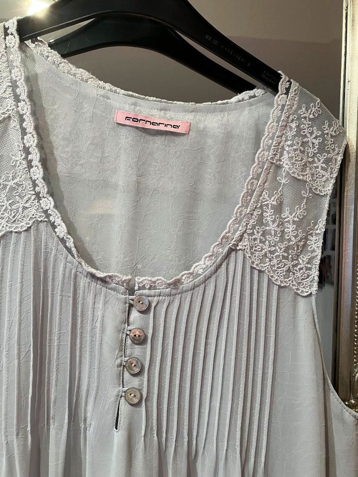 Schönes Kleid von Fornarina, silber-grau mit Spitze in Zeven