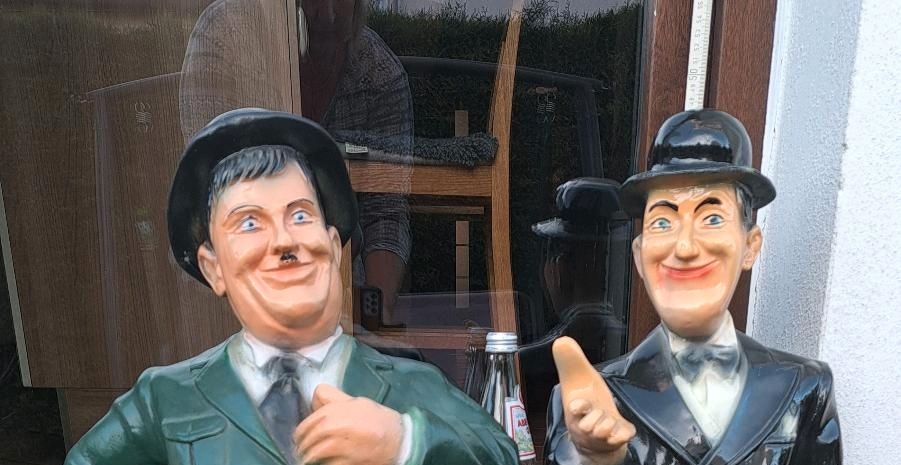Dick & Doof Stan Laurel Oliver Hardy Figuren Treppensitzer in Burghausen