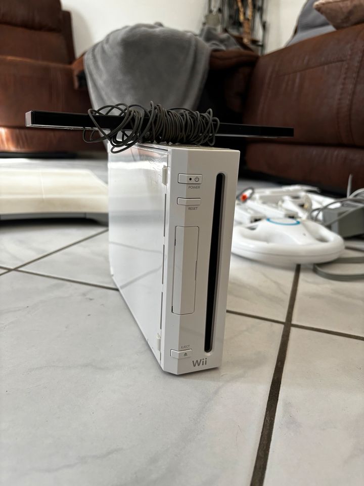 Wii mit spielen und Zubehör in Duisburg