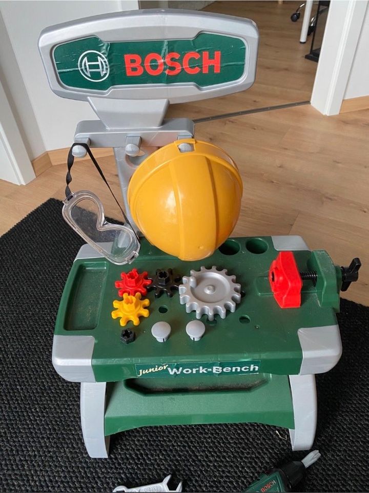 Werkbank Bosch mit Akkuschrauber und vielen Werkzeug u.a. Holz in Sömmerda