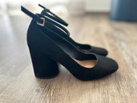 Schwarze Pumps mit Riemchen Größe 36 Rostock - Toitenwinkel Vorschau