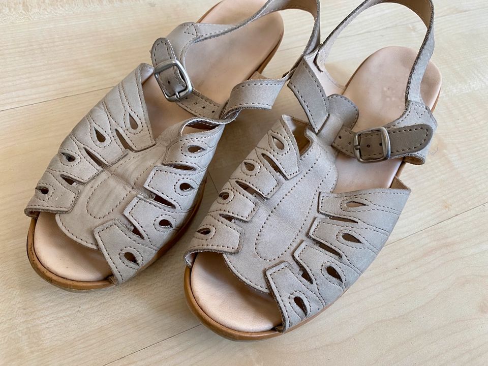 Bequeme Damen Sandalen Beige mit niedrigem Keilabsatz in Schimberg