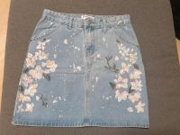 Jeansrock mit aufgemalten Blumen von Glamorous, Gr. S Nordrhein-Westfalen - Stolberg (Rhld) Vorschau