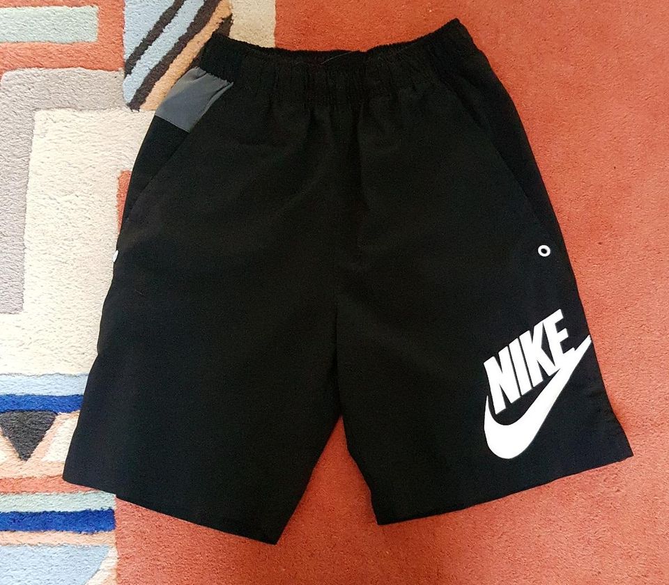 Nike Sportsachen Set  T Shirts Jogging Jungen Gr L XL 146-170 in Bernau