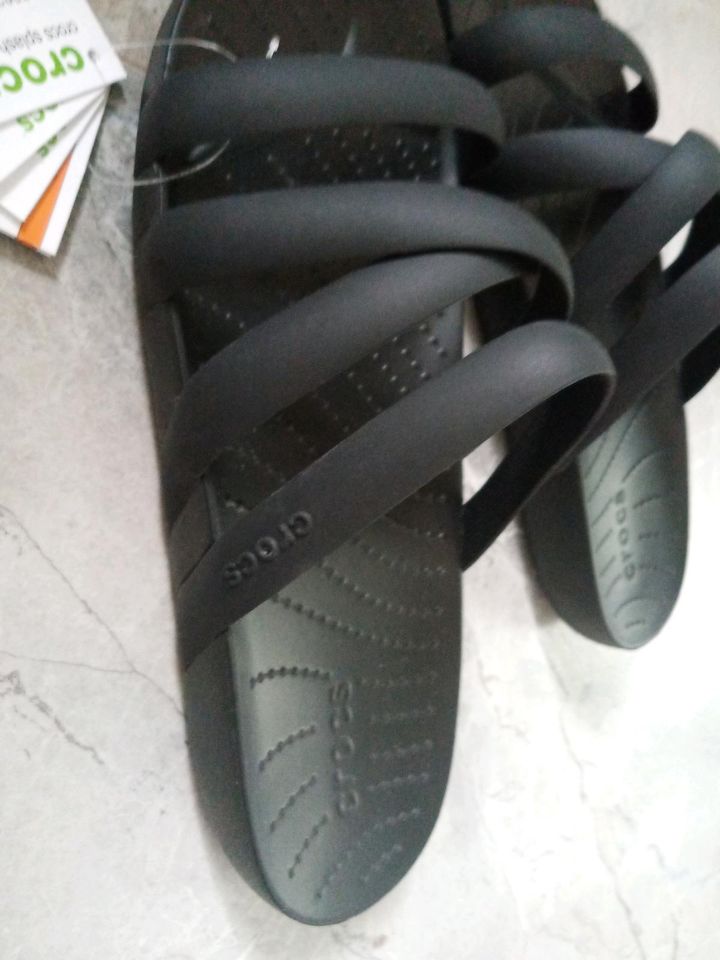 Neu Crocs Gr. 39 40 schwarz Sandalen Splash strappy Badelatschen in Heinsberg