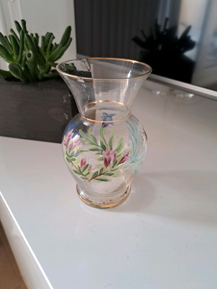 Kleine alte Vase mit Goldrand, handbemalt, Vintage, 50er Jahre in Dorfen