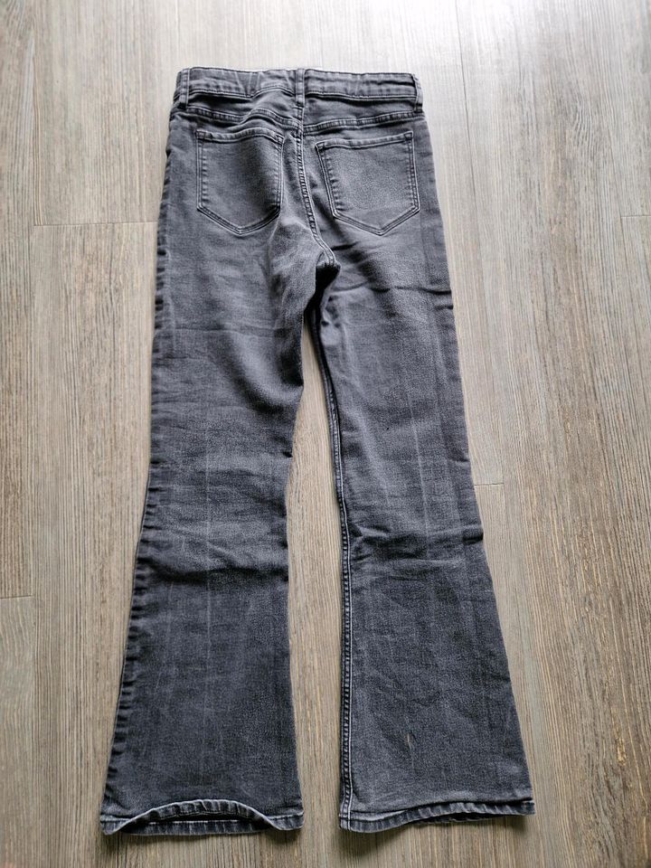 3 Jeans f.Mädchen Gr. 146 2x Schlaghose v.H&M in Schweinfurt