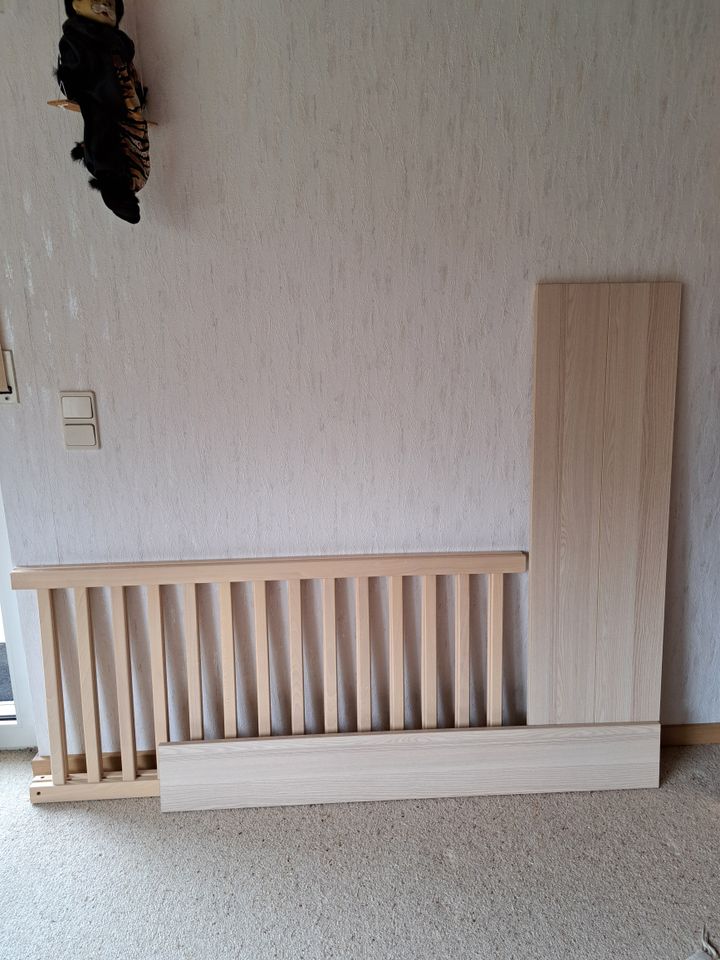 Babybett zum Umbau für Jugendbett mit hochwertiger Matratze. in Melsbach