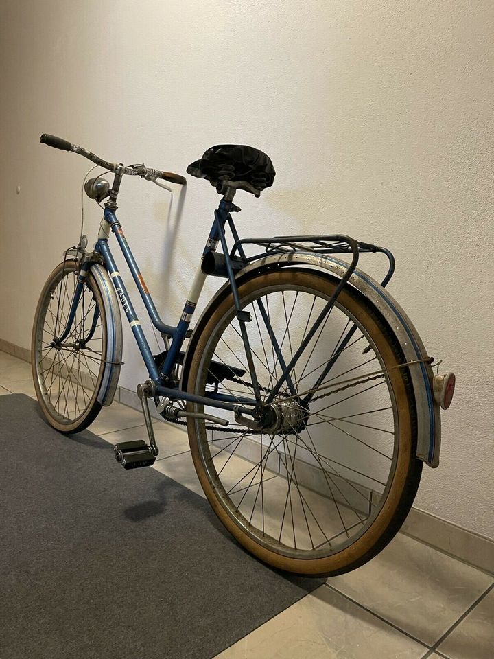 Oldtimer Antik Damen Fahrrad 26 Zoll / Dreigang Marke Bauer in Karlskron