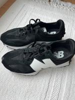 New Balance 327 Schwarz mit weiß, 42,5 fallen etwas kleiner aus, Nordrhein-Westfalen - Rösrath Vorschau