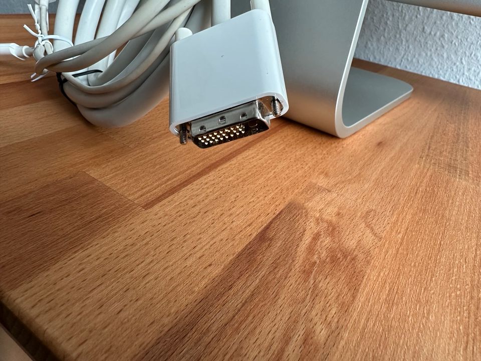 Apple Cinema Display 30” und USB-C Adapter in Frankfurt am Main