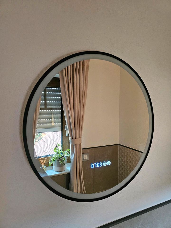 Badspiegel mit integrierter Uhrzeit und Spiegelheizung in Fichtenau