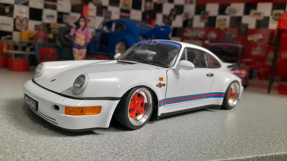 PORSCHE TURBO 1:18 MARTINI Look in Freilassing