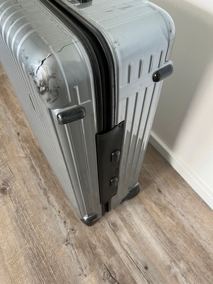 Rimowa Koffer Grau M - kleine Reparatur nötig - in Berlin