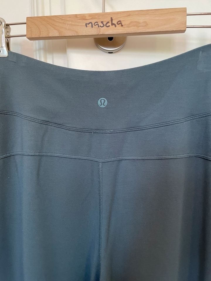 Neu! Lululemon Hose mit weitem Bein cropped grau grün Gr. S in Kiel