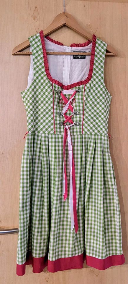 Dirndl, komplett mit Schürze und Bluse in Neuhaus a.d. Pegnitz