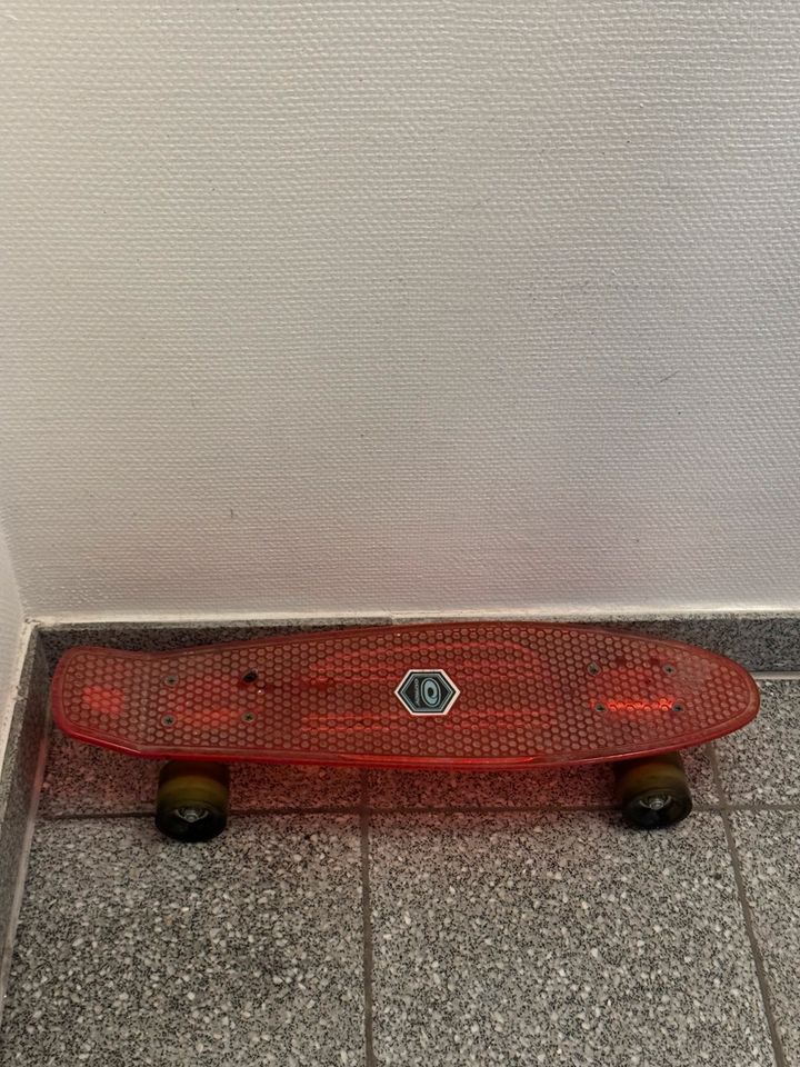 Rotes unbenutztes Pennyboard in Hannover