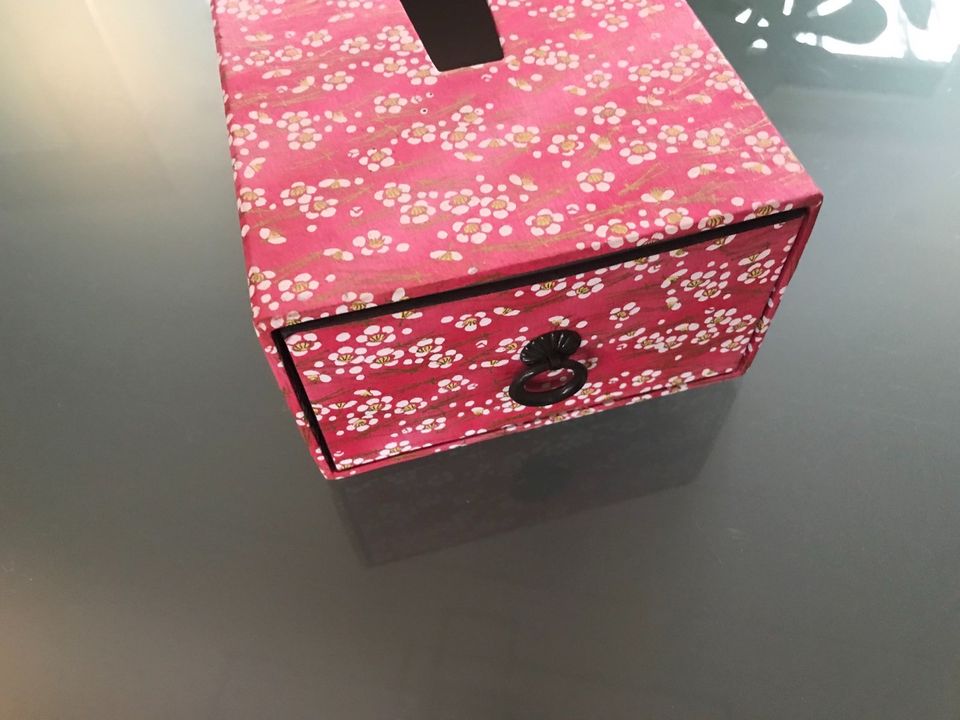 Taschen-Kosmetiktuchbox mit Blumen Motiv in Rhumspringe