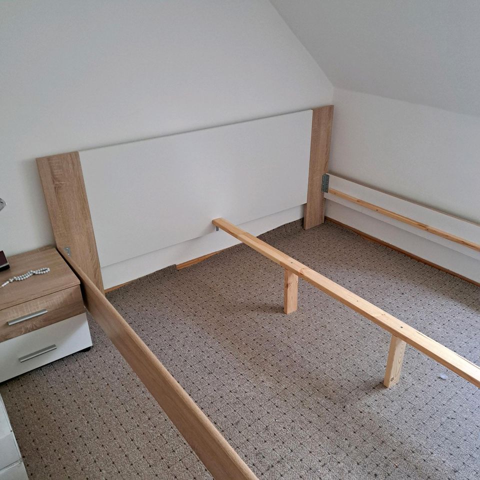 Bett 180 × 200 mit Lattenrost und 2 Bettkasten in Bayreuth