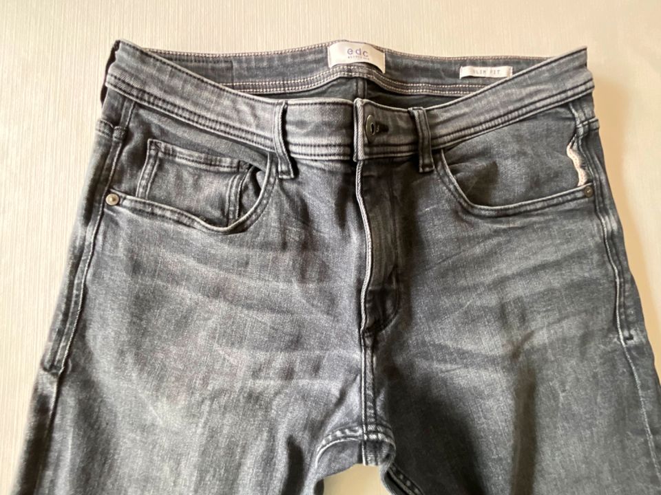 Jeans von EDC, Gr. 30/32, slim, Anthrazit, verwaschenes Schwarz in Bad Soden am Taunus