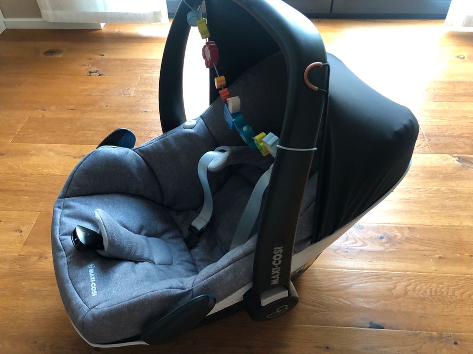 Maxi Cosi Pebble Plus nomad grey + HABA Kette + reer Spiegel in Ettenheim