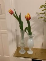Zwei vintage Vasen aus weißem Glas Berlin - Neukölln Vorschau