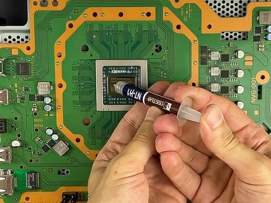 Sony PlayStation PS4 Reinigung Wärmeleitpaste erneuern / laut in Malsch