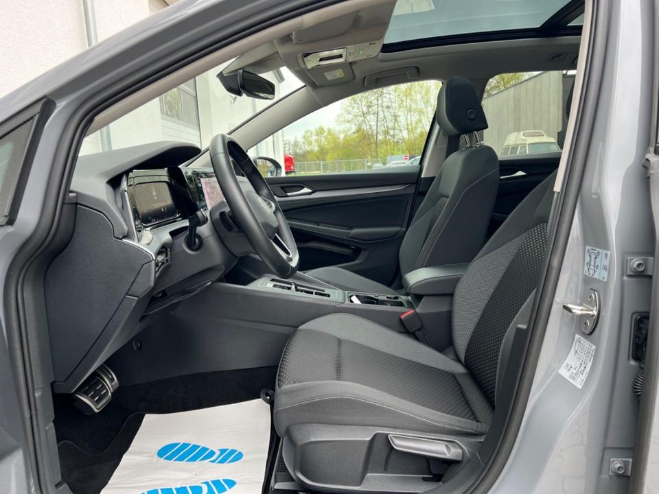 Volkswagen Golf VIII 1.5 eTSI/LED/AHK/Pano/Standh/ACC/R-Kam in Hünfeld