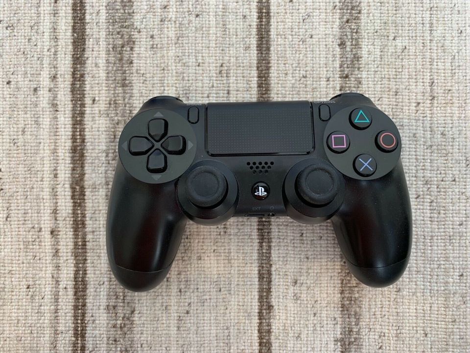 PlayStation PS4 inkl. 2 Controller und 12 Spiele in Drolshagen