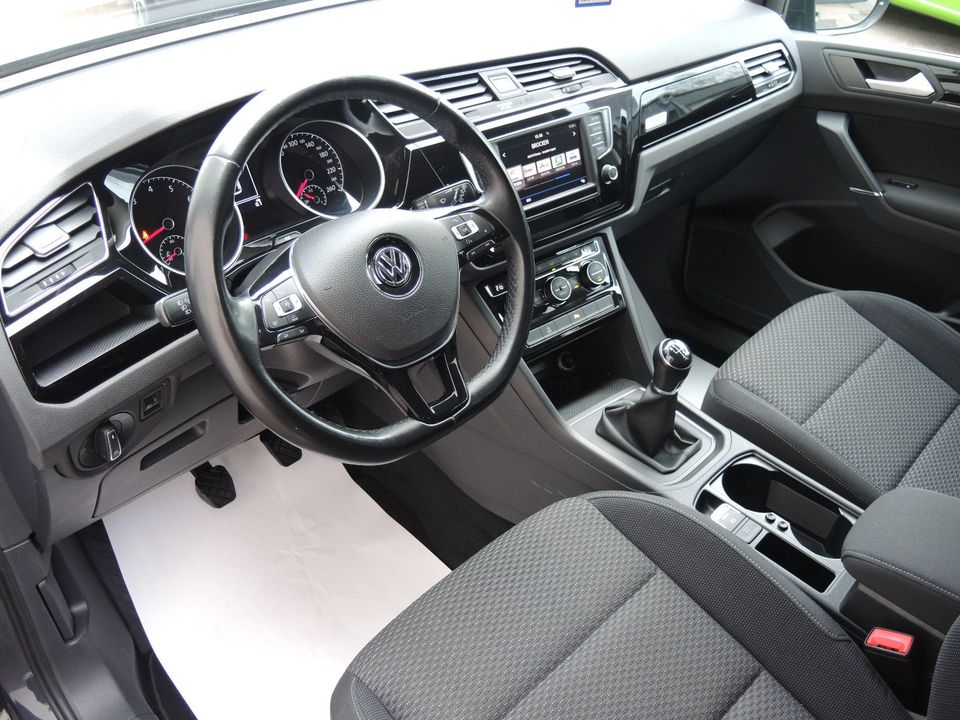 Volkswagen Touran Comfortline ACC,SITZH,SCHECKHEFT,PDC in Schönebeck (Elbe)