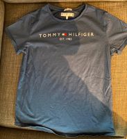 ein Mädchen T-Shirt von Tommy Hilfiger in blau Gr. 164 Niedersachsen - Lehrte Vorschau